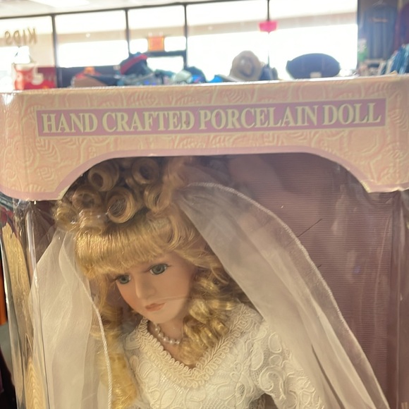 Handcrafted porcelain doll. Some wear on the box - Picture 3 of 6